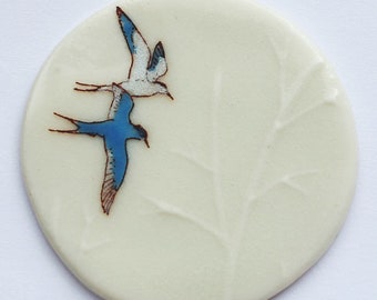 Broche de porcelana con motivo de dos pájaros