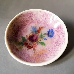 Small porcelain plate with flowers, unique image 1