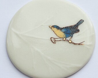 Porzellan Brosche mit Vogel Motiv, blau