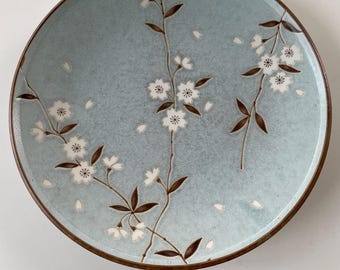 Assiettes décoratives japonaises sousaka avec fleurs de cerisier blanches