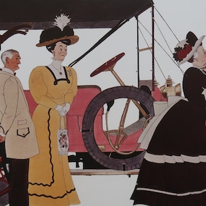 Puede incluir: Una ilustración vintage de tres personas en un coche rojo y negro. La mujer en el asiento trasero lleva un vestido negro con ribetes blancos y un sombrero blanco con una cinta negra. La mujer en el asiento delantero lleva un vestido amarillo con ribetes negros y un sombrero blanco con una cinta negra. El hombre en el asiento delantero lleva un traje marrón y una camisa blanca.