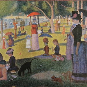 以下が含まれることがあります： 点描画は、ピクニックや散歩をする人々を描いた公園のシーンを描いています。絵画には、緑、青、赤、黄など、さまざまな色が使用されています。背景には木々、傘、川があります。