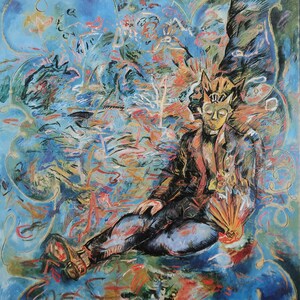 Puede incluir: Una pintura abstracta colorida que presenta una figura con una máscara de gato sentada en un paisaje vibrante azul y naranja. La figura lleva una chaqueta oscura y pantalones azules, y sostiene un objeto brillante en su mano.