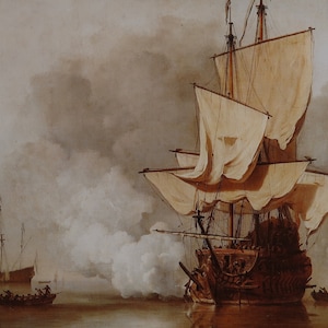 Puede incluir: Una pintura de un barco disparando un cañón en un mar brumoso. El barco tiene velas blancas y un casco marrón. El humo del cañón es visible en el aire.