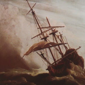 Pode incluir: Uma pintura de um navio preso em uma tempestade. O navio está sendo sacudido pelas ondas, e as velas estão tremendo ao vento. O céu está escuro e tempestuoso, e o mar está agitado.