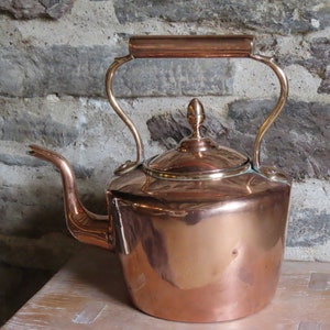 Antique 1900s English heavyweight copper kettle, featuring brass handle and brass finial to lid