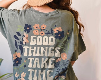 Camiseta retro con flores silvestres y colores cómodos: estampado botánico de los años 70 en la espalda