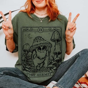 Das Einsiedler Tarot Karte Comfort Farben Baumwolle TShirt, Retro Introvert Shirt, mystisches Goblincore T-Shirt, süßes Boho Pilz Forestcore T-Shirt