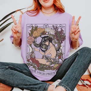 Tshirt couleurs confort carte de tarot la grande prêtresse, chemise Art nouveau, chemise fleurs sauvages botaniques, t-shirt tarot indépendant, vêtements de sorcellerie mystique