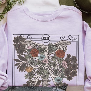 Death tarotkaart comfort kleuren sweater, Witchy skelet ribbenkast trui, mystieke wilde bloemen shirt, bloemen tarot sweater ronde hals