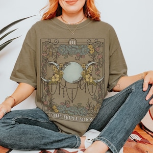 La carta dei tarocchi della tripla luna Comfort Colors Tshirt, camicia mistica delle fasi lunari, abbigliamento da strega, maglietta della tripla dea, top delle fasi lunari celesti