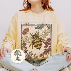 Sudadera con estampado de la carta del tarot de la abeja, sudadera con estampado de flores silvestres estilo cottagecore, camiseta con estampado de la carta del oráculo del bosque de abejorro, suéter de jardinería
