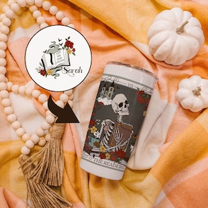 Der Leser Tarot Karte Custom 20 Unzen Becher, personalisierte Lese Kaffeebecher, Buchliebhaber Lehrer Geschenk, Skeleton Kaffeetasse, Buchclub Geschenk