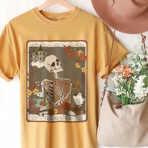 T-shirt couleurs confort carte tarot lecteur, t-shirt surdimensionné squelette sorcière bibliophile, chemise livresque lecture, t-shirt littérature mystique
