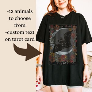 Vertraute benutzerdefinierte Tarot-Karte Komfort Farben T-Shirt, Geist-Tier-übergroßes T-Shirt, mystische personalisierte Witchy-Tier-Cottage-Ästhetik