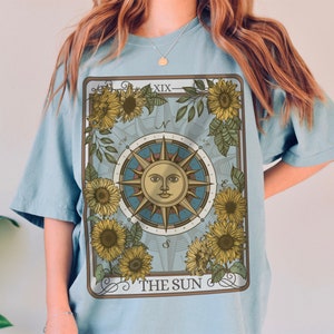 Die Sonne Tarot Karte Comfort Farben TShirt, Witchy Celestial Kleidung, Vintage Garment Dyed Sunshine Tee, süßes trendiges Boho Oversized Shirt