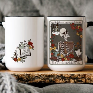 Der Leser 15 Unzen Tarot-Kartenbecher, individuelles Buch-Liebhaber-Geschenk, Skelett-Keramikbecher, Witchy-Kaffeetasse, Personalisierte mystische Lese-Trinkgeschirr