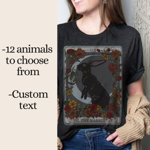 Maglietta personalizzata con i tarocchi The Familiar, maglietta oversize con Spirit Animal, estetica personalizzata Witchy Cottagecore, abbigliamento Mystical Forestcore