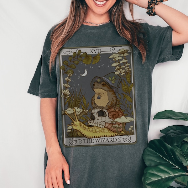 Camiseta de gran tamaño The Wizard Comfort Colors, camisa de cartas de tarot de rana, ropa Goblincore de moda, camiseta Witchy Cottagecore, regalo amante del tarot
