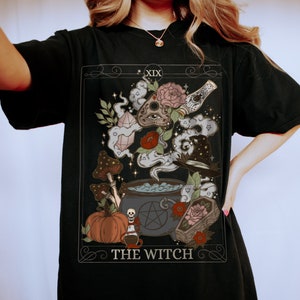 Die Hexe Tarot Karte Comfort Farben Unisex Tshirt, Mystisch Magisch Hexen Sachen, Tarot Oversized Shirt, süßes Boho T-Shirt, Tarot Liebhaber Geschenk
