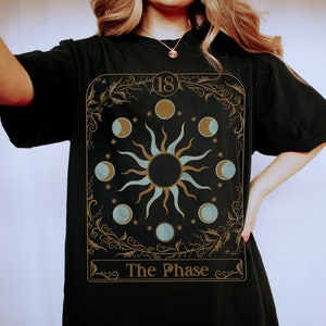 Die Phase Kundenspezifisches Tarot-Karten-T-Shirt, Retro übergroßes Komfort-Farben-Shirt, Weinlese Boho Mond-Fasen-Shirt, mystisches Ad Meliora Tarot-T-Shirt