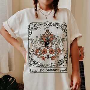 The Balance aangepaste tarotkaart T-shirt, retro oversized shirt met comfortkleuren, mystieke heks Ad Meliora Tarot, Ying Yang yoga-T-shirt, indietarot
