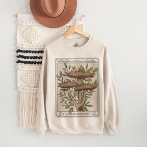 Mushroom Tarot Card Sudadera de cuello redondo, suéter de suéter de amante de la naturaleza, sudadera de bruja para mujer, sudadera de gran tamaño, suéter de mujer