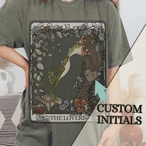 The Lovers Tarot Card Unisex Custom Comfort Colors Camiseta, Camisa amante de las ranas, Camiseta personalizada de dama de honor, Linda camiseta Froggy Cottagecore