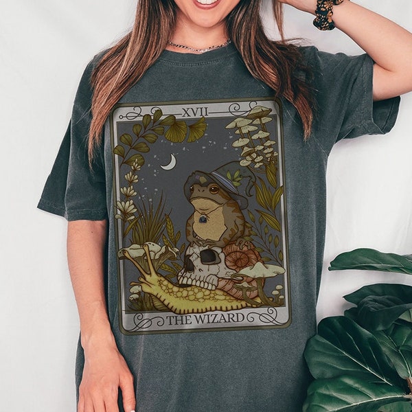 Zauberer Frosch Tarot Karte Comfort Farben T-Shirt, Goblincore Witchy Tee