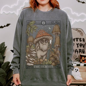Das Einsiedler-Tarot-Karte Komfortfarben Sweatshirt, Retro ästhetisches Pilz-Sweatshirt, gemütliches introvertiertes Rundhals-Sweatshirt, Goblincore-Kleidung