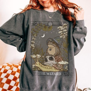 Sweatshirt couleurs confort carte de tarot sorcier, chemise grenouille sorcière, vêtements gobelincore tendance, t-shirt champignon cottagecore, cadeau pour amateur de tarot