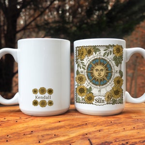 The Sun Tarot Card Custom Coffee Mug, Gepersonaliseerde 15oz Keramische Mok, Cottage Core Drinkware, Sunflower Floral Coffee Cup, Cadeau Idee voor mama