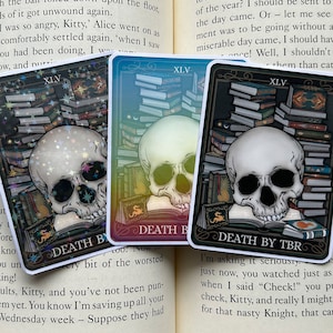 Autocollant en vinyle pour carte de tarot Death By TBR, autocollants de journal de tarot à paillettes holographiques amateur de livres drôles, autocollants esthétiques sorcière lecteur livresque