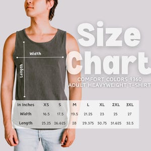 Op de afbeelding: Een maattabel voor een Comfort Colors 9360 volwassen heavyweight t-shirt. De tabel toont de afmetingen in centimeters voor breedte en lengte, vari&euml;rend van XS tot 3XL. Het model draagt een grijze tanktop.