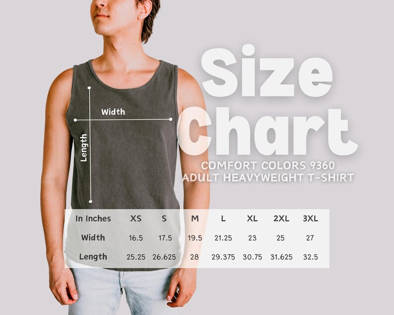 Op de afbeelding: Een maattabel voor een Comfort Colors 9360 volwassen heavyweight t-shirt. De tabel toont de afmetingen in centimeters voor breedte en lengte, vari&euml;rend van XS tot 3XL. Het model draagt een grijze tanktop.