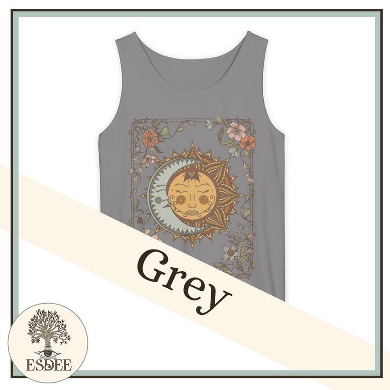 Op de afbeelding: Een grijze tanktop met een zon- en maanontwerp met bloemaccenten. De zon heeft een lachend gezicht en wordt omringd door een halve maan. Het woord "Grey" staat op de afbeelding.