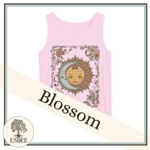Op de afbeelding: Roze tanktop met een zon- en maanontwerp, omringd door bloemenranken. Het woord "Blossom" staat op de voorkant. De tanktop is lichtroze van kleur.