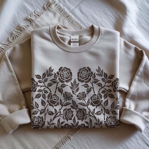 Sudadera Gildan Rose Garden: Jersey floral linograbado, ropa gótica retro de estilo academia oscuro Sand