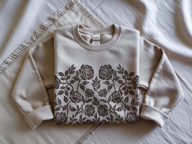 Sudadera Gildan Rose Garden: Jersey floral linograbado, ropa gótica retro de estilo academia oscuro Sand