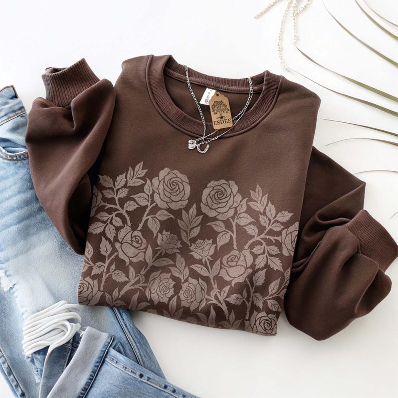 Sudadera Gildan Rose Garden: Jersey floral linograbado, ropa gótica retro de estilo academia oscuro Dark Chocolate