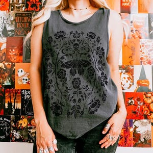 Gothic Garden Komfort Farben Tank Top, Dark Academia Floral Skull gruselige süße Shirt, Pastel Goth Fairycore Botanische Schmetterling Top