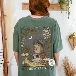 Der Zauberer Tarot Comfort Farben TShirt, Witchy Frosch Orakel Karte Shirt, Trendige Goblincore Kleidung, Pilz Cottagecore Tarot Liebhaber Geschenk