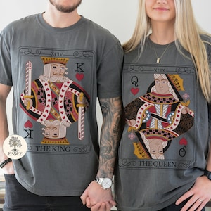 König Tarot Karte Comfort Farben TShirt, Herz König Retro Spielkarte TShirt, Geschenk für ihn, Tarot Karte Shirt, dunkles Academia Shirt