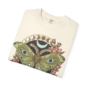 Luna Moth Comfort Farben T-Shirt, Celestial Cottagecore Tee Ivory