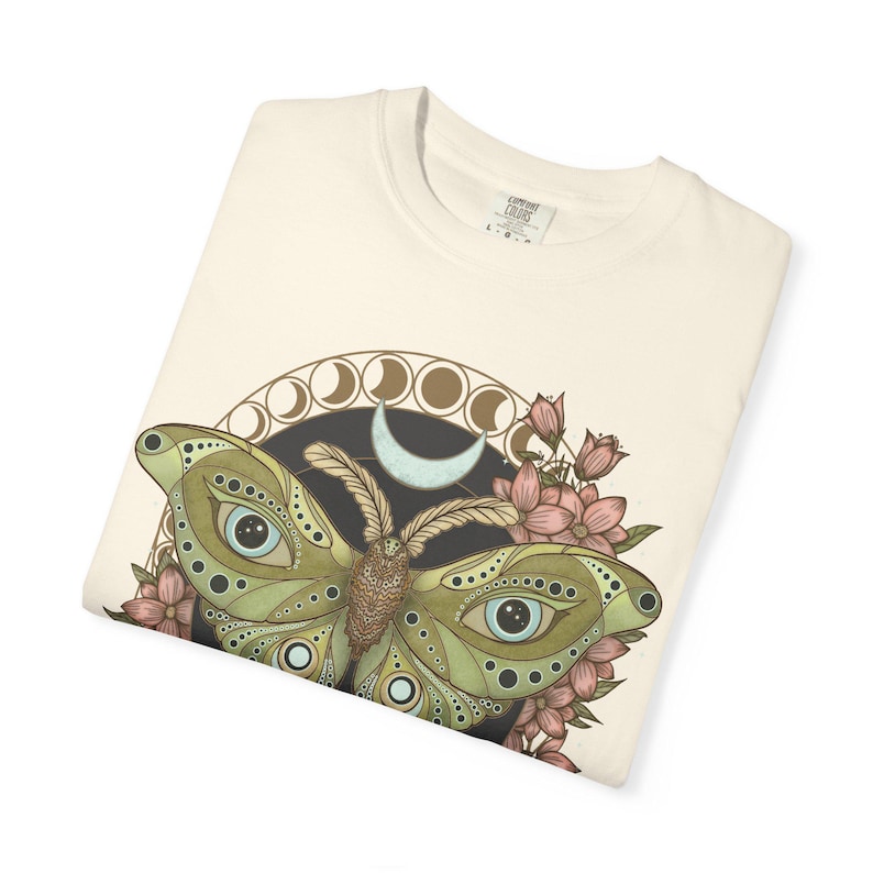 Luna Moth Comfort Farben T-Shirt, Celestial Cottagecore Tee Ivory