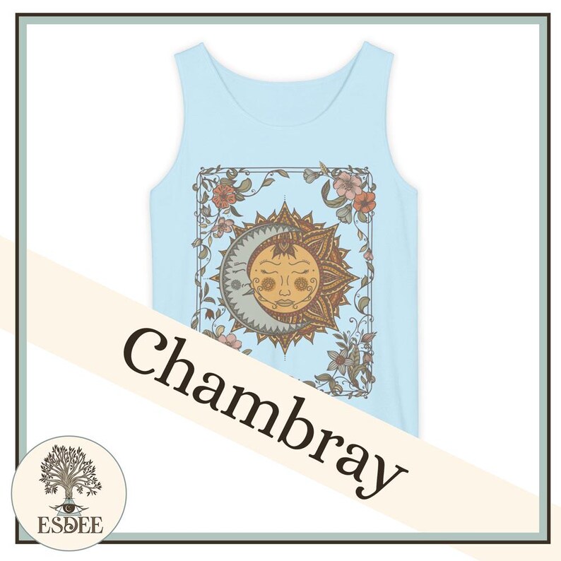 Op de afbeelding: Lichtblauwe tanktop met een zon- en maanontwerp. Het ontwerp toont een lachende zon en maan in een bloemenframe. Het woord "Chambray" staat op de voorkant gedrukt. De tanktop is van het merk "ESDEE".