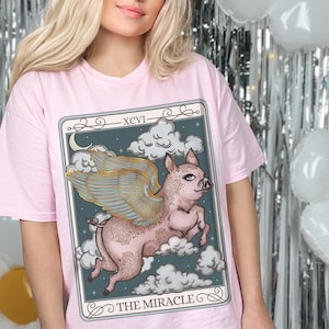 Das Wunder Tarot Karte TShirt, süßes Schwein Shirt, Fliegendes Schwein Komfort Farben T-Shirt, Trendy Lucky TShirt, Mystisch Magisches Witchy Stuff