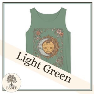 Op de afbeelding: Lichtgroene tanktop met een zon- en maan-afbeelding. Het ontwerp toont een lachende zon en maan met bloemaccenten. De woorden "Light Green" staan op de voorkant gedrukt. De tanktop heeft een lichtgroene kleur.