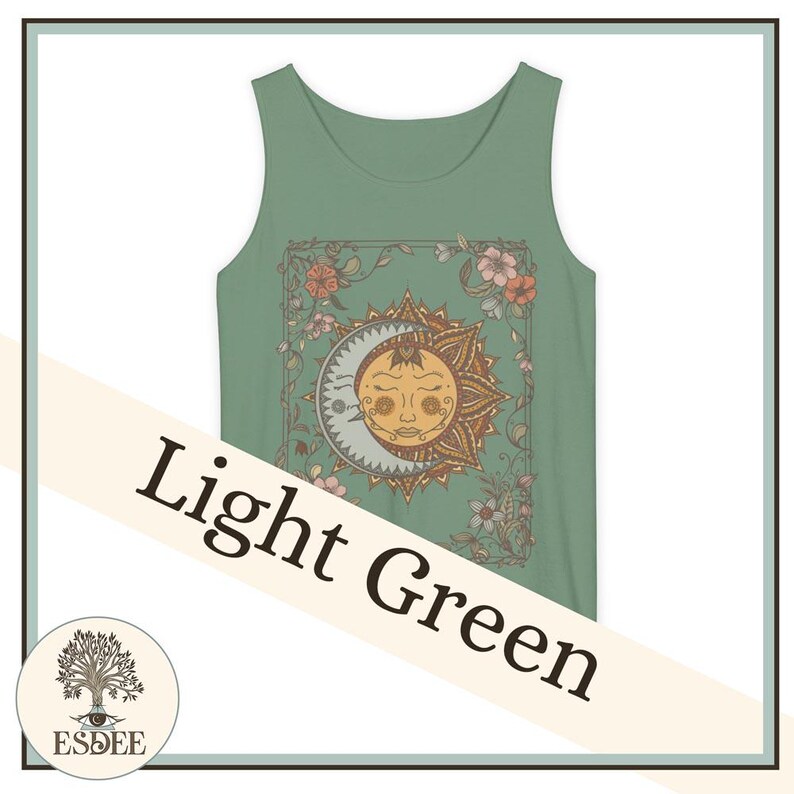 Op de afbeelding: Lichtgroene tanktop met een zon- en maan-afbeelding. Het ontwerp toont een lachende zon en maan met bloemaccenten. De woorden "Light Green" staan op de voorkant gedrukt. De tanktop heeft een lichtgroene kleur.