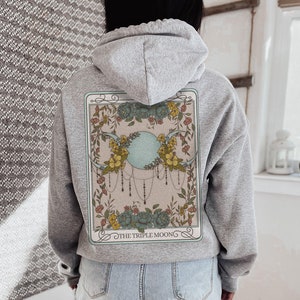 Sudadera con capucha con la carta del tarot de la triple luna, sudadera con capucha del espacio celestial, artículos de brujería, ropa cottagecore, sudadera botánica, top con la fase lunar